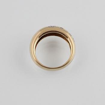RING, 18K guld med 23 briljantslipade diamanter ca 0.34 ct. Vikt 9,7 gram.