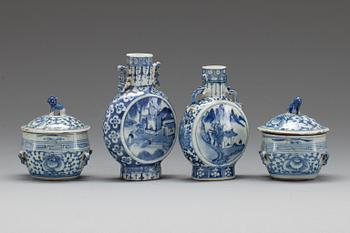 PILGRIMSFLASKOR, 2 st samt URNOR med LOCK, 2 st, porslin, Kina, sen Qing-dynasti, 18/1900-tal.