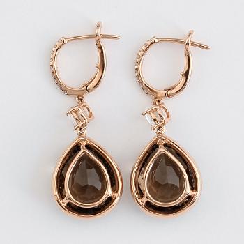 ÖRHÄNGEN, 1 par, 18K roséguld, bruntonad kvartz tot ca 9.85 ct, diamanter tot ca 0.34 ct, vita topaser tot ca 0.75 ct.