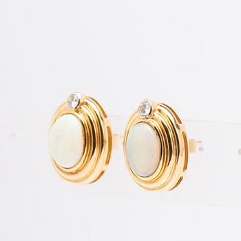 Earrings, 18k gold with opals and brilliant-cut diamonds.