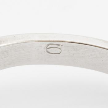 Ring, 18K vitguld med små diamanter.