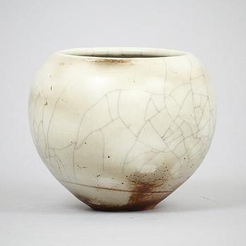 VAS, stengods, möjligen Toini Muona, otydlig sign. 1900-talets andra hälft.