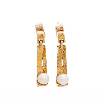 Björn Weckström, a pair of 14K gold 'Pearl Tower' earrings with cultured pearls. Lapponia 1968.