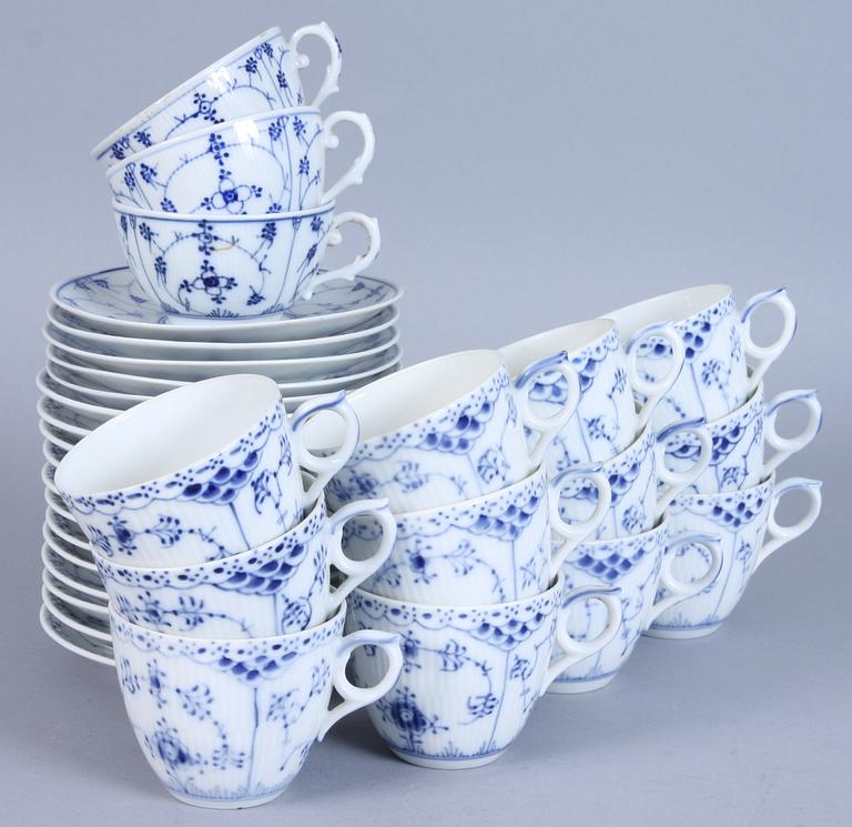 PARTI SERVISDELAR, 45 st, porslin, "Musselmalet", Kongl Dansk.