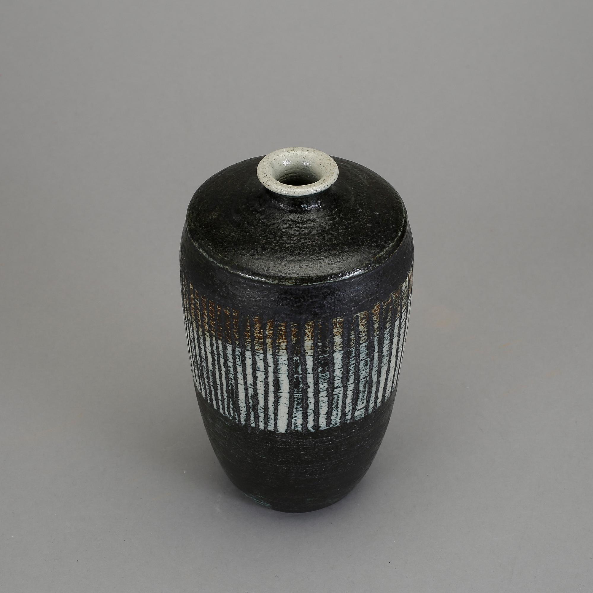 VAS, chamotterat stengods, Anders Bruno Liljefors, Gustavsberg studio 1952.