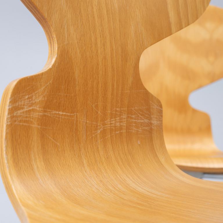 Arne Jacobsen, Chairs, a pair, "Ant", Fritz Hansen, Denmark, 1985.