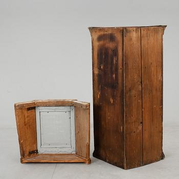 HÖRNSKÅP, allmoge, bär datering 1773.