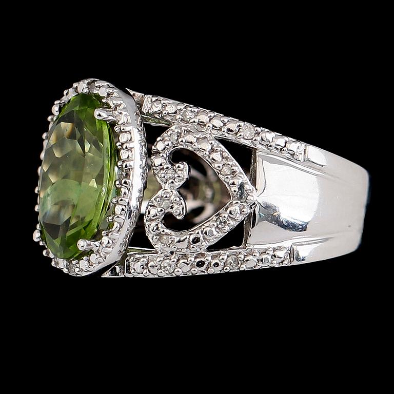 RING, 14K vitguld, briljantslipade diamanter tot ca 0.10 ct, peridot. Vikt ca 9 g.