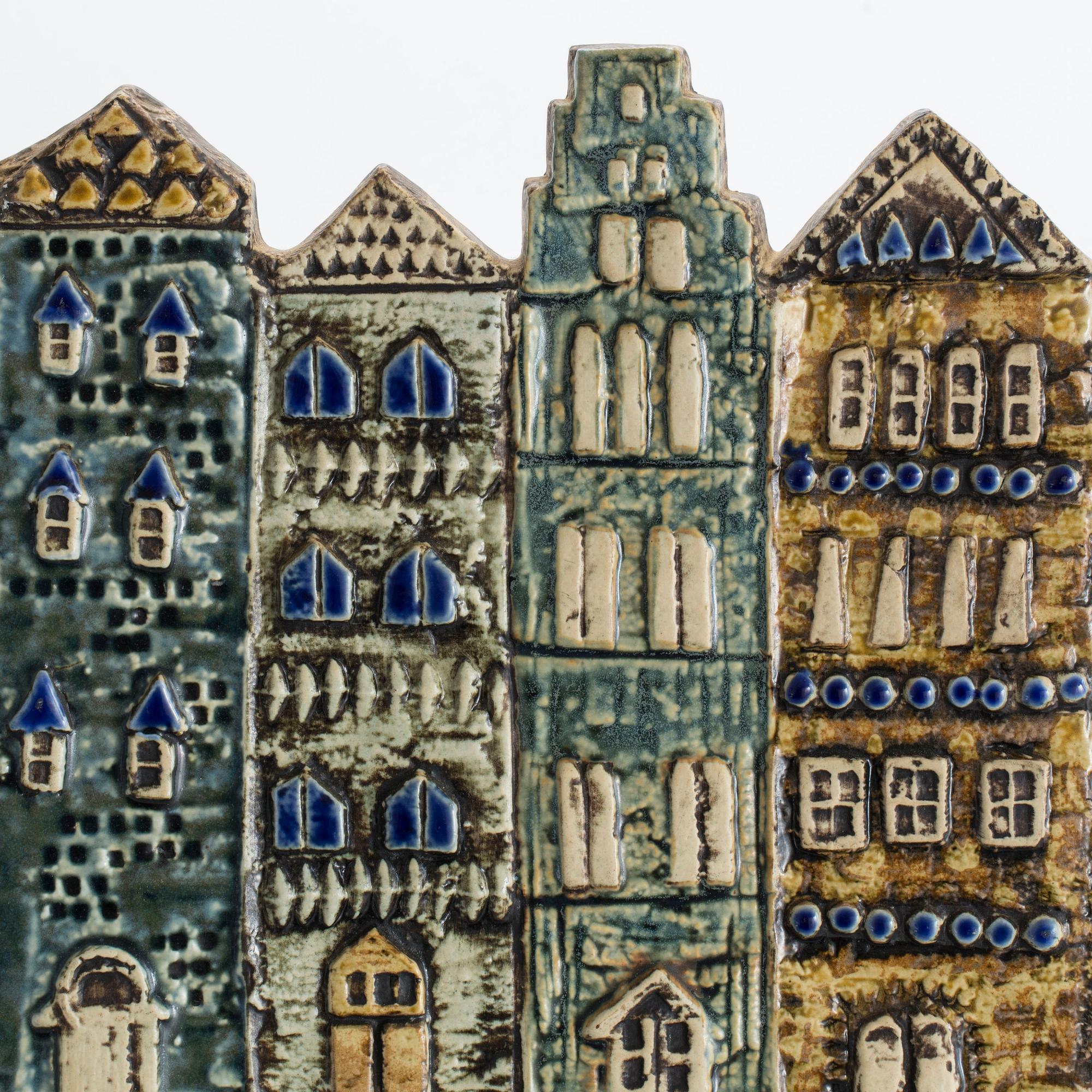 VÄGGPLATTA, Lisa Larson, Gustavsberg, "Gamla stan". Tillverkad 1963-1978.