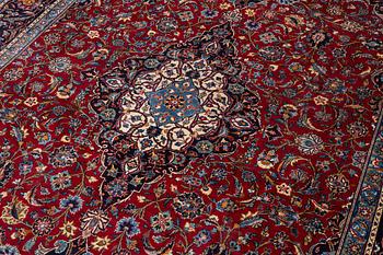A Kashan carpet, a. 407 x 265 cm.
