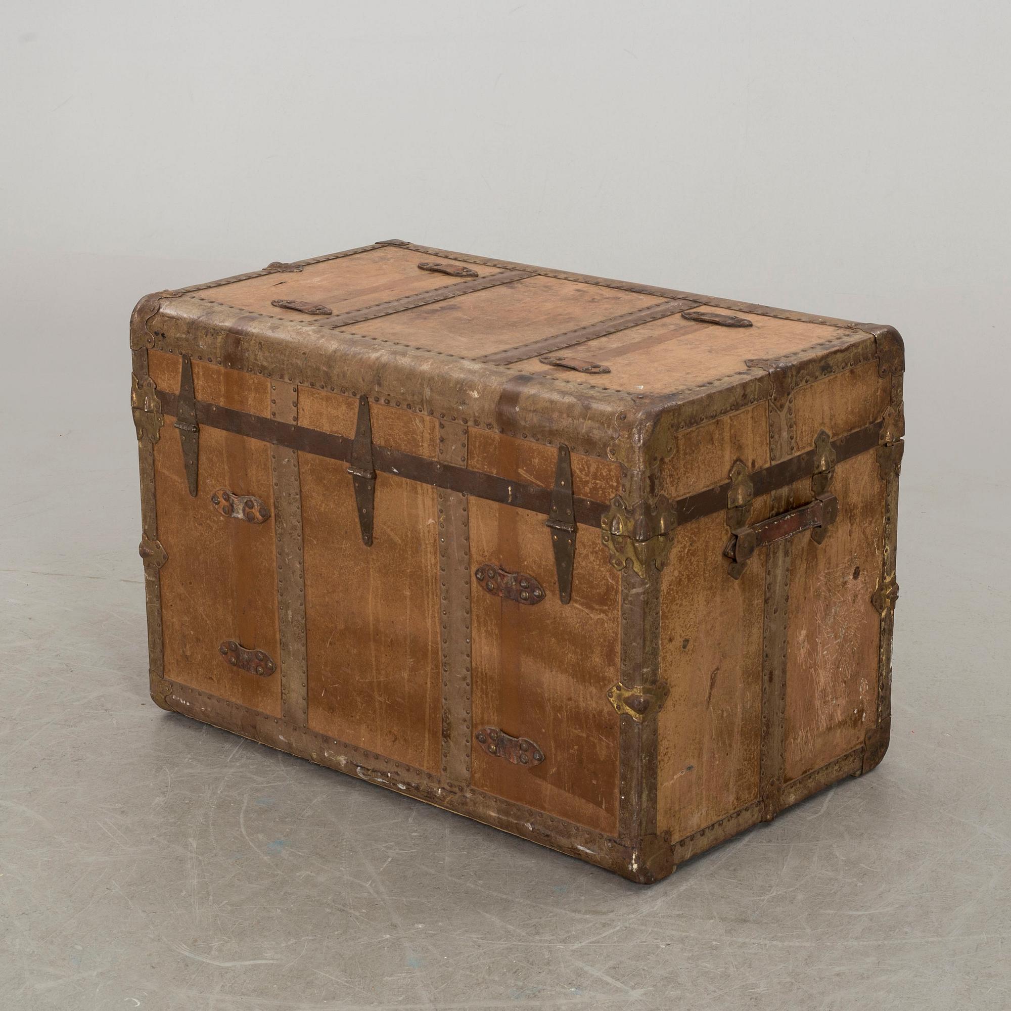 KOFFERT, läder och trä, 1900-talets början.