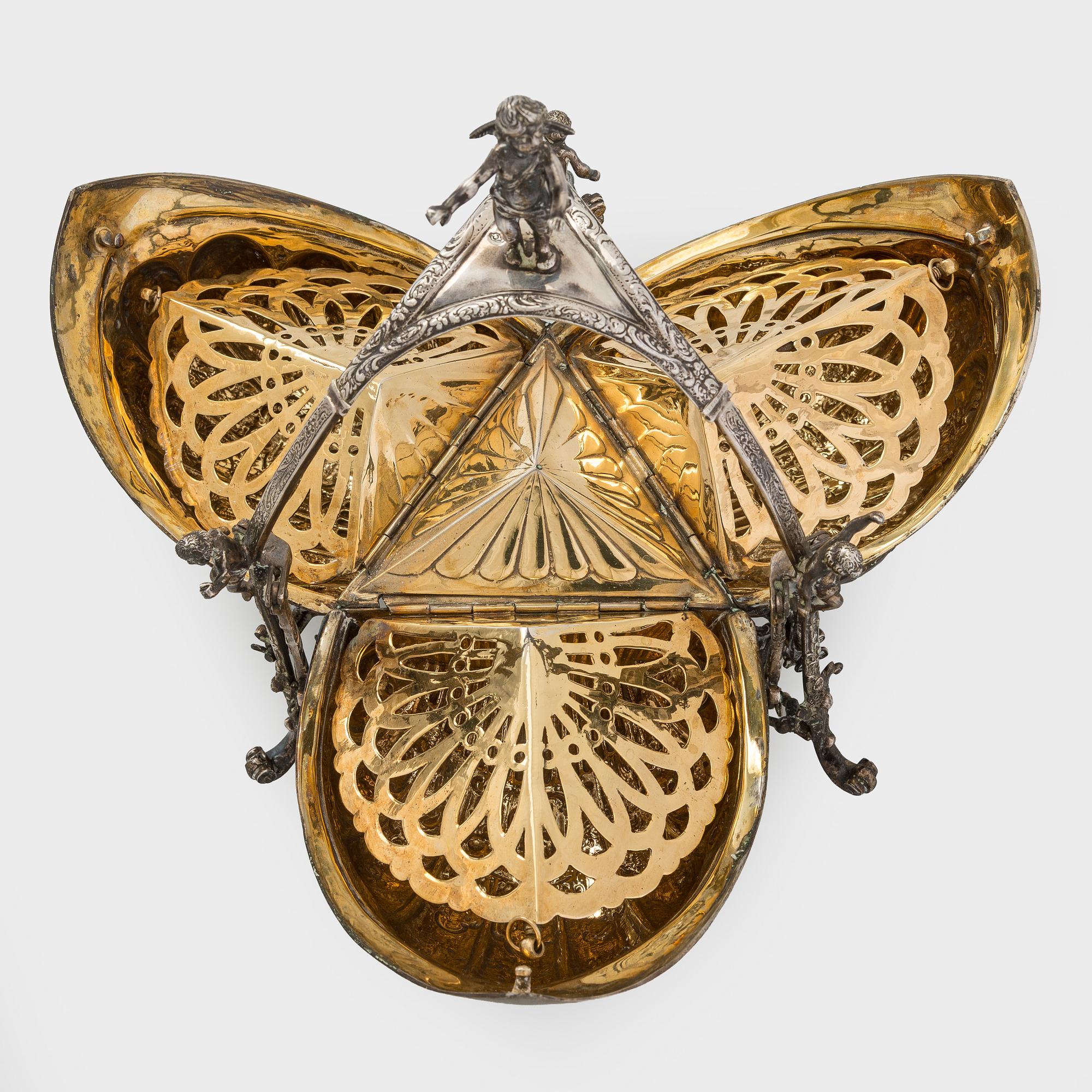 Biscuit / bread warmer, silver, Holland, later half of the 20th century.