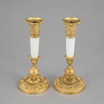 LJUSTAKAR ett par, förgylld mässing och vit marmor. Senempire, 1800-talets mitt.