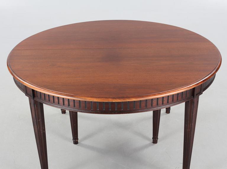 A late 20th century dining table.