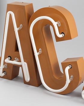 SKYLTBOKSTÄVER MED NEONRÖR, 4 delar, 1900/2000-tal.