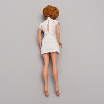 Barbie doll 'Midge' and two sets of clothes, one for Barbie and one for Ken. Mattel, 1960-tal.