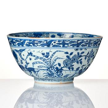 A large blue and white bowl, Ming dynasty, Wanli (1572-1620).