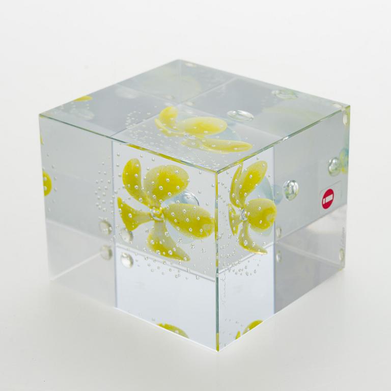 Oiva Toikka, an annual glass cube 2000, signed Oiva Toikka Nuutajärvi 2000, 960/2000.