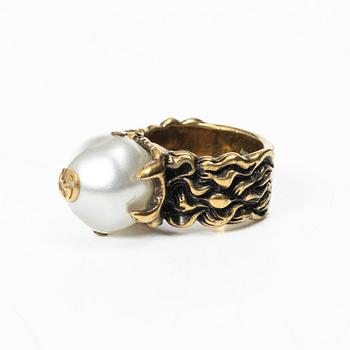 Gucci, Translation: "ring with a pearl".