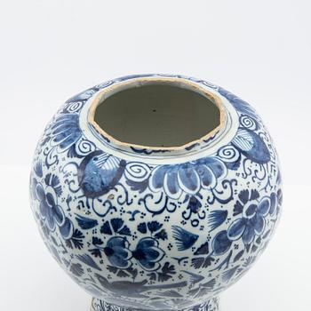 Urna, Delt, fajans, 1700-tal.