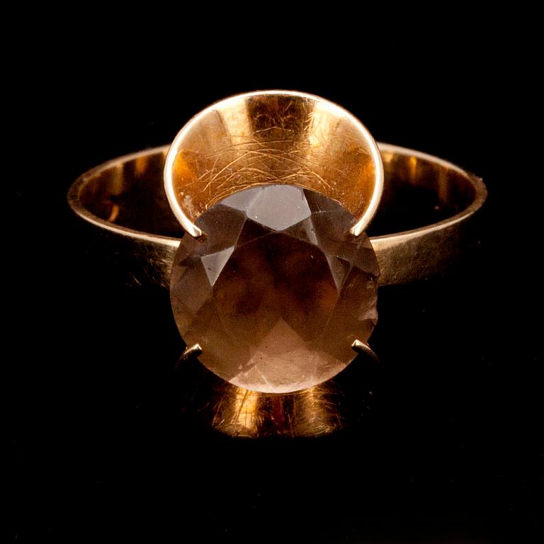 RING, guld 14K, fasettslipad rökkvarts, Elis Kauppi, Kupittaan Kulta, Åbo 1960. Vikt 4 g.