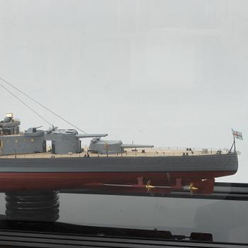 A plastic scale model of battlecrusier HMS Hood, 1:200.