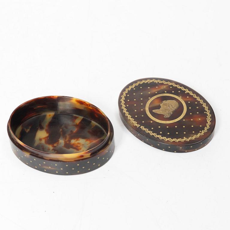 Dosa, sköldpadd, med porträtt av Louis XVI, Frankrike, 1700/1800-tal.