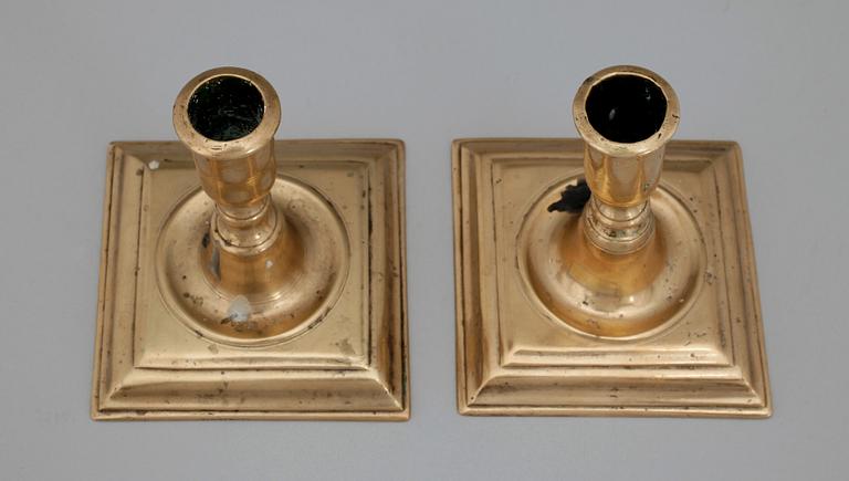 LJUSSTAKAR, ett par, mässing. Barock 1700-tal.