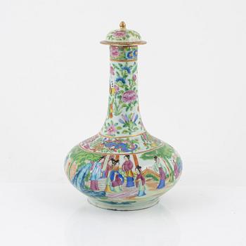 A Kanton vase with cover, China, late Qing dynasty.