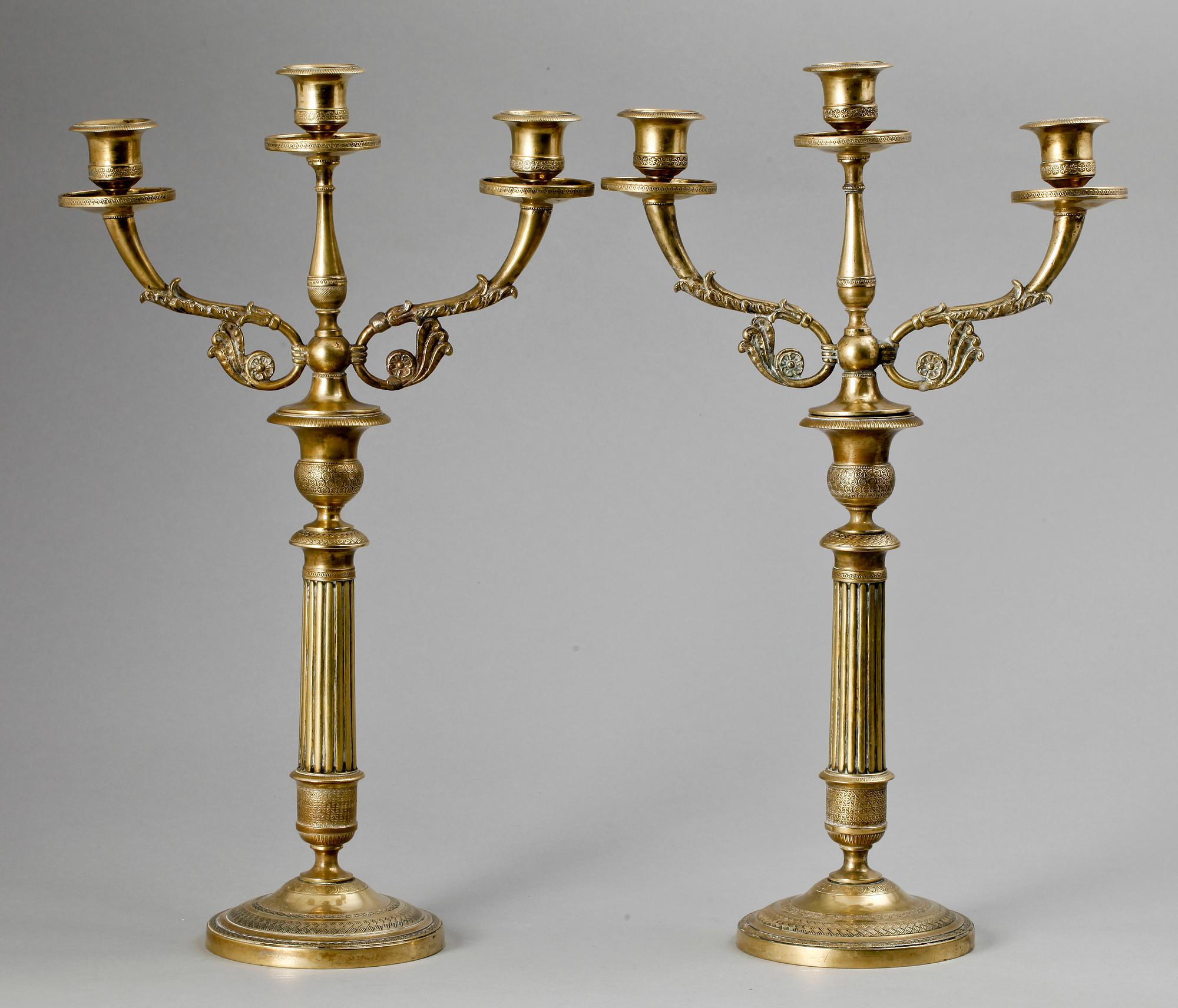 KANDELABRAR, ett par. Mässing. Empirestil, 1800-talets slut.