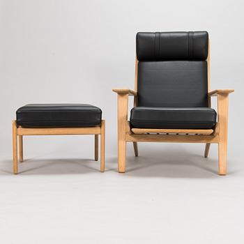 Hans J Wegner, fåtölj, modell GE-290 A och fotpall, Getama 2004.