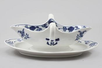 STEKFAT och SÅSBÅT, porslin, "Lökmönstret", Meissen, 1900-tal.