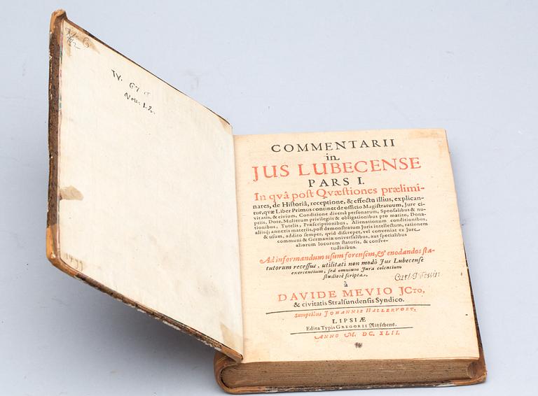 BOK, 2 vol, "Comentarii in Jus Luecense", Davide Mevio. Tryckt hos Johannes Hallervort, Leipzig 1642.