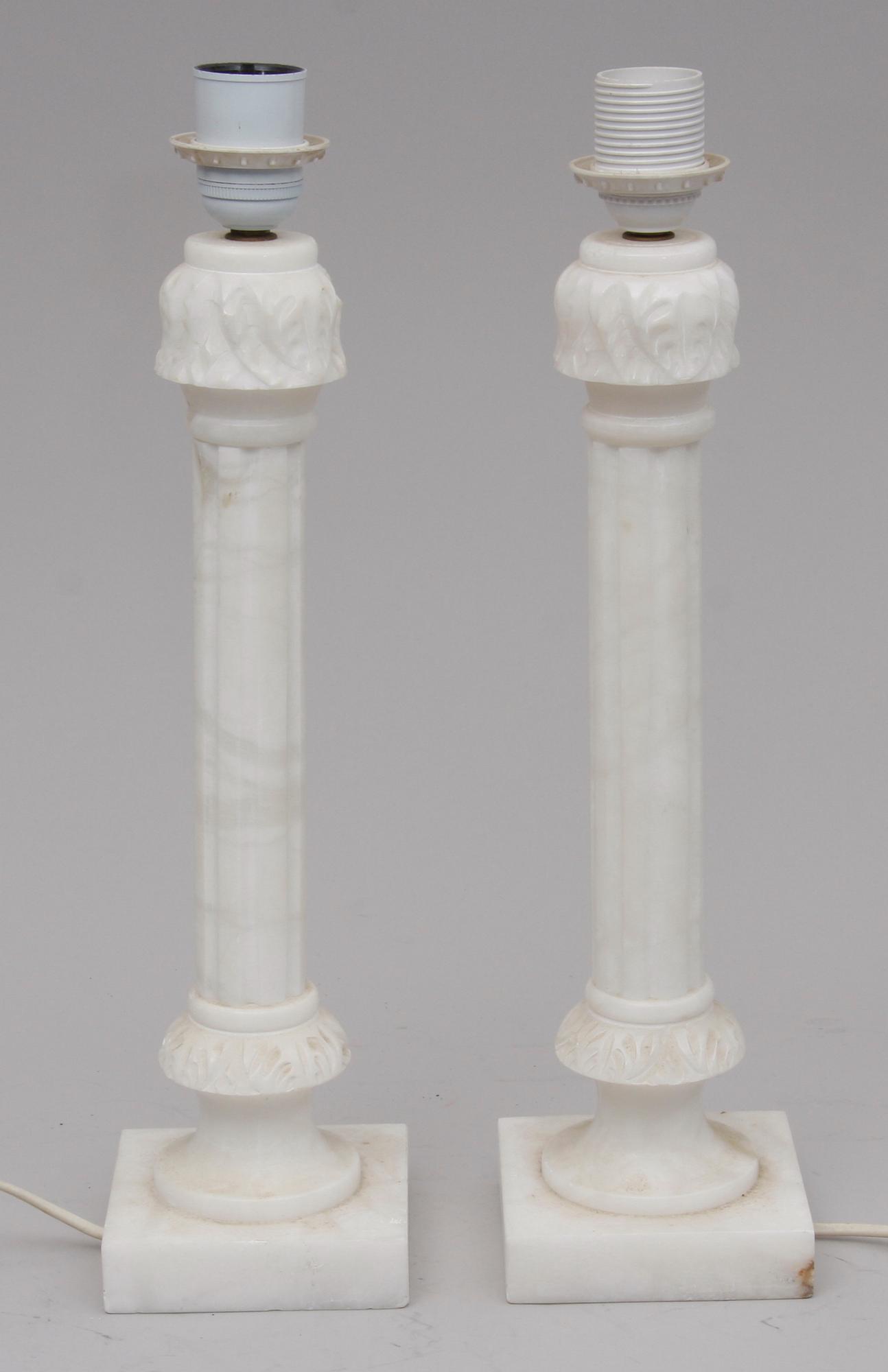 BORDSARMATURER, ett par. Alabaster.
