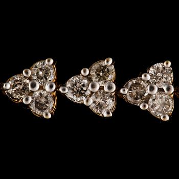 ARMBAND, 14k guld med briljantslipade diamanter tot ca 5 ct. Total vikt ca 13,2 gram.