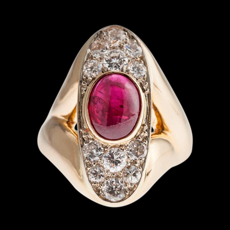 RING, 18K guld, rubin ca 3 ct, antik- och briljantslipade diamanter ca 1,4 ct. 1900 t. senare hälft. Vikt 16,4 g.