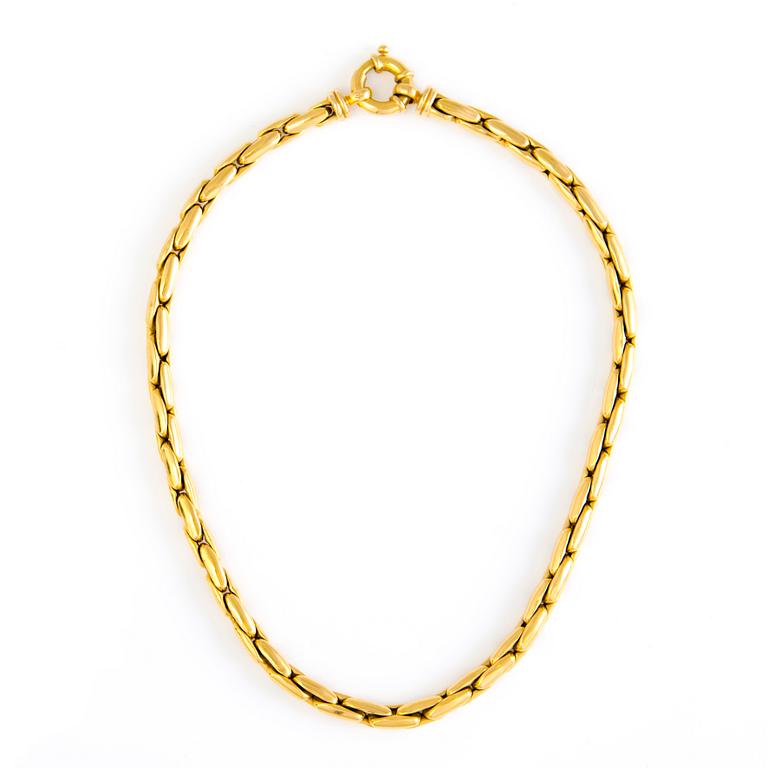 An 18K gold necklace.