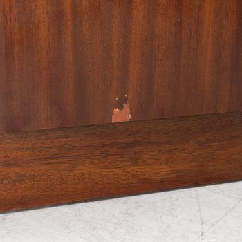 A pair of mahogany veneered bedside tables, Reprodux, England, second half of the 20th Century.