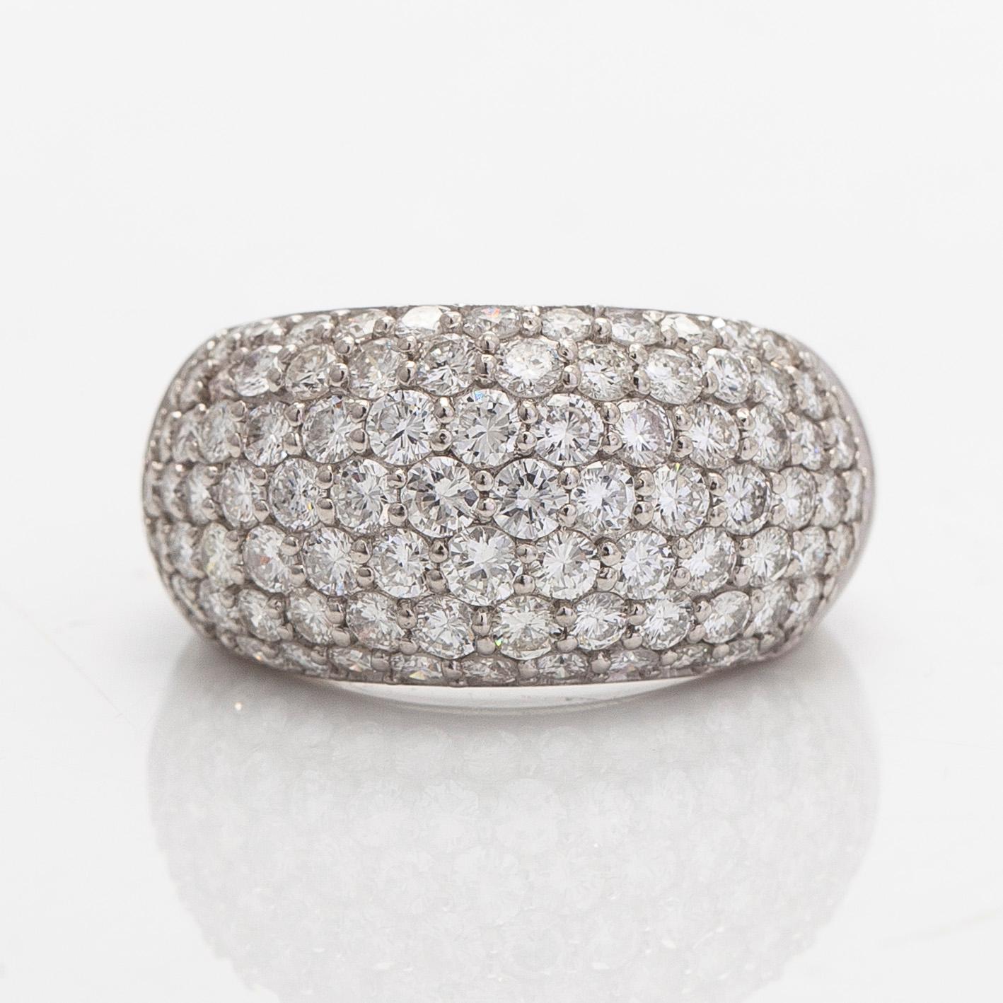 Ring, bombé, platina och briljantslipade diamanter.