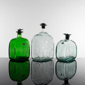 KARAFFER 7 st, sejdlar 2 st, potta och fyllehund, bl a Stockholms glasbruk, Skansen, Ture Berglund.