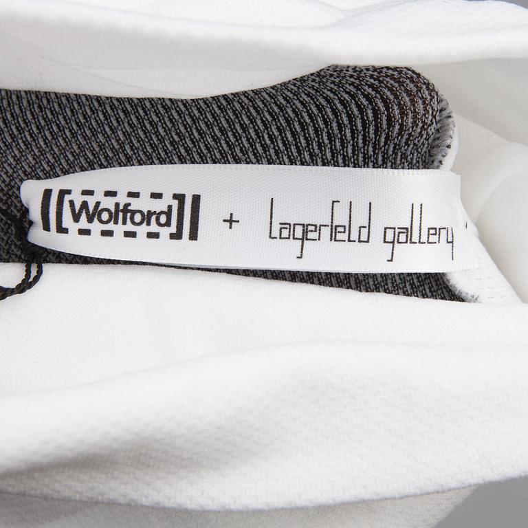 KLÄNNINGAR, 2 st, samt DRÄKT, 2 delar, Karl Lagerfeld för Wolford.