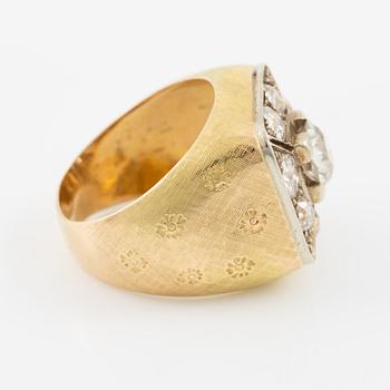 Ring in 18K gold set with old-cut diamonds.