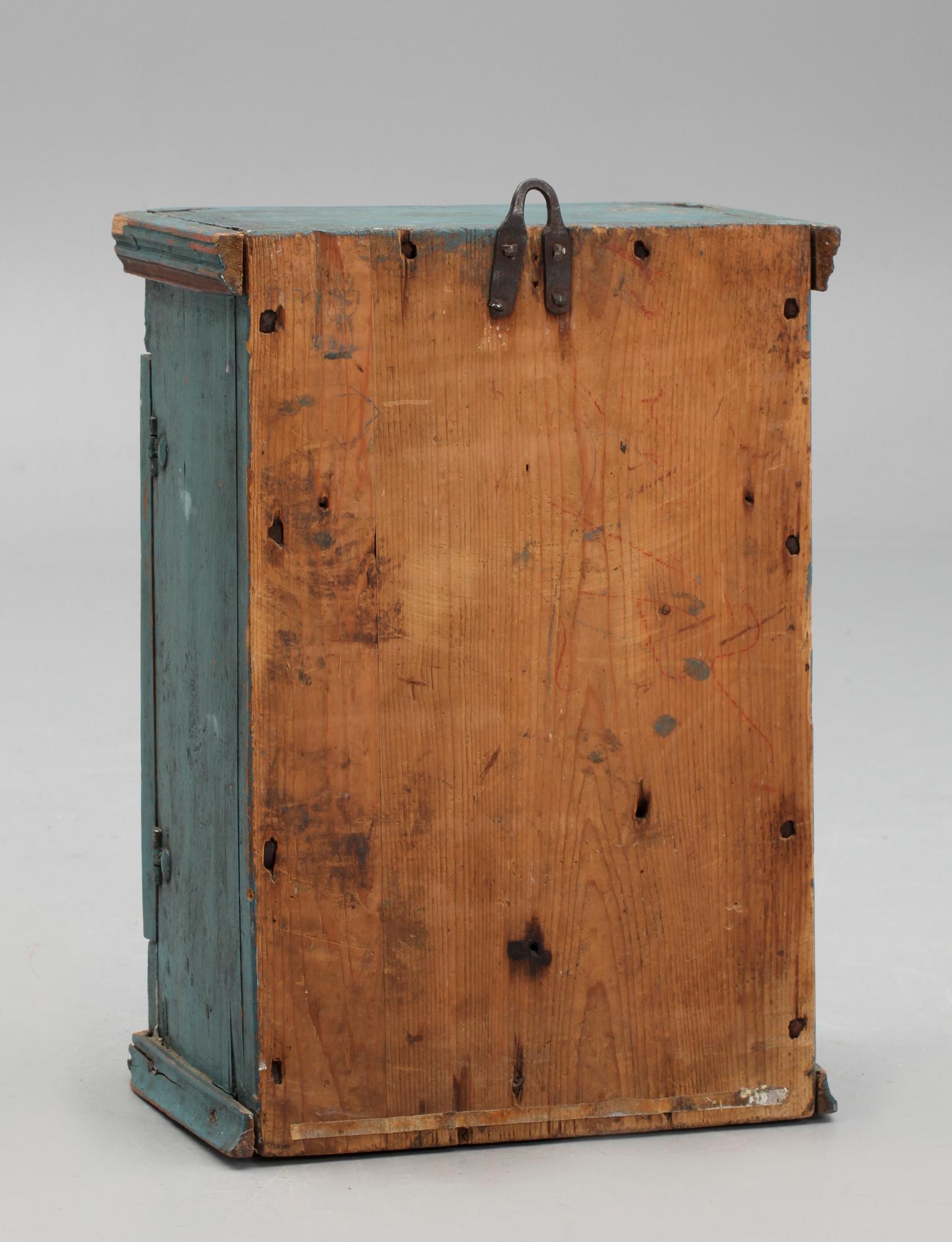 HÄNGSKÅP, allmoge, 1700-tal.