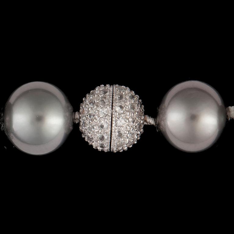 A cultured Tahiti-pearl necklace. Diameter on pearls 10 - 13.2 mm.