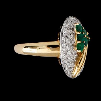 RING, 18 k guld, smaragder tot ca 1.27 ct och diamanter tot ca 1.09 ct. Total vikt ca 11 g.