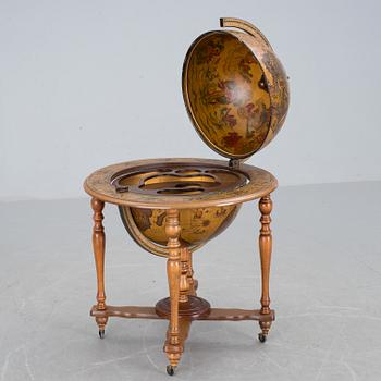 BARSKÅP I FORM AV GLOB, 1900-talets slut.