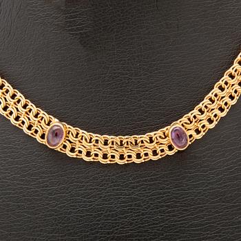 Necklace with x-link 18K gold and cabochon-cut amethysts, Anetoft & Persson Stockholm 1961.