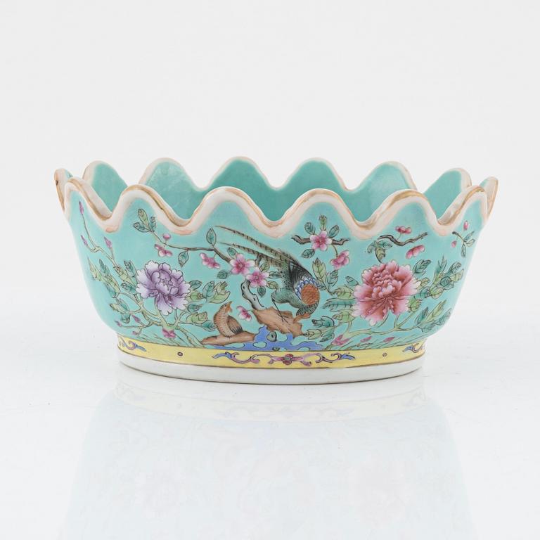 A porcelain bowl, China, Qing dynasty, late 19th century.