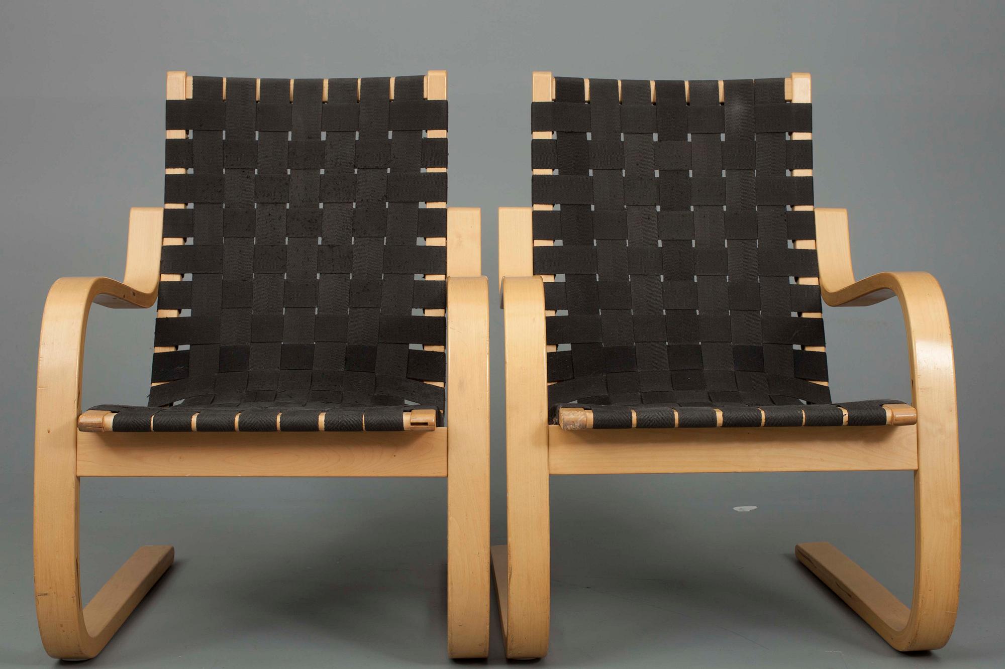 FÅTÖLJER, ett par, modell 406, Alvar Aalto, Artek. 1900-talets senare hälft.