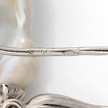 Örhängen 18K vitguld med odlade barocka sötvattenspärlor och briljantslipade diamanter.